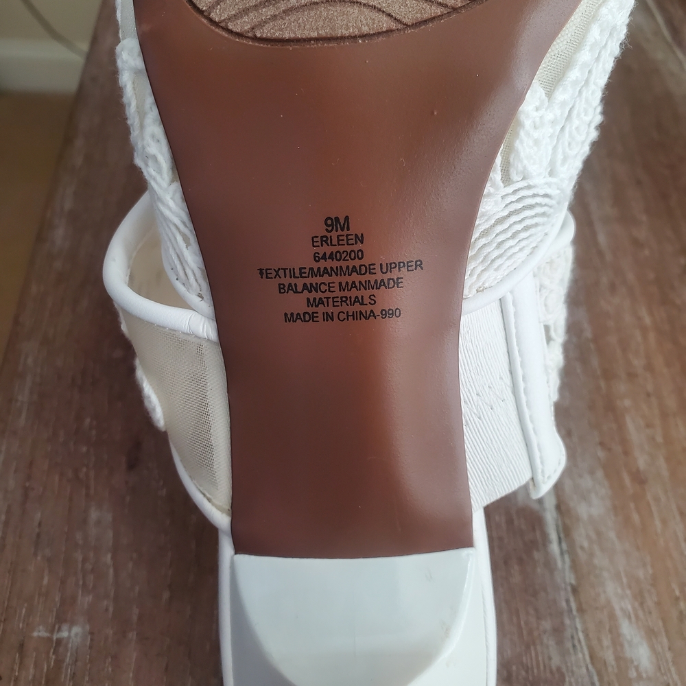 NWOT White Lace Kitten Heel Pump Size 9, never worn - Picture 2 of 4